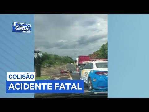 Motociclista morre após colidir contra caminhão em rodovia de Rio das Ostras (RJ)