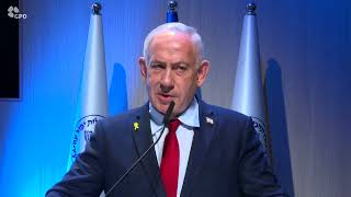 ראש הממשלה נתניהו וראש המוסד ברנע העניקו את פרס ראש הממשלה למבצעי המוסד למודיעין ותפקידים מיוחדים (עדכוני משרד ראש הממשלה) - התמונה מוצגת ישירות מתוך אתר האינטרנט יוטיוב. זכויות היוצרים בתמונה שייכות ליוצרה. קישור קרדיט למקור התוכן נמצא בתוך דף הסרטון