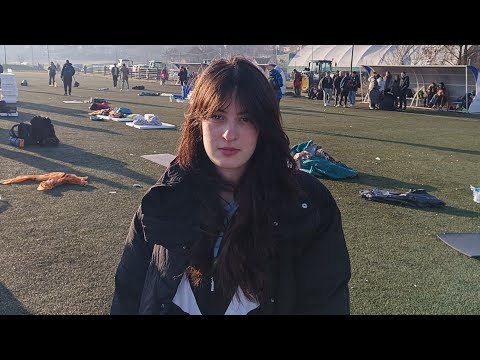 Poslušajte kako su studenti proveli noć pod vedrim nebom. Studenti nastavljaju pešačenje iz Inđije