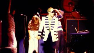 Elton John -- Manchester 1976 -- High Flying Bird
