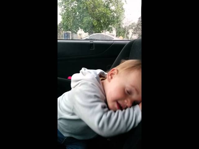 Vídeo relacionado con Escucho metal con mi papá, bebé, niños, heavy metal, rock Camiseta