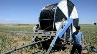 preview picture of video 'Ocmis Hose Reel R3A. Purple Garlic irrigation jobs in La Mancha'