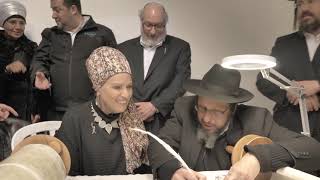 סיפורו המדהים של ספר התורה של יהונתן פולארד - התמונה מוצגת ישירות מתוך אתר האינטרנט יוטיוב. זכויות היוצרים בתמונה שייכות ליוצרה. קישור קרדיט למקור התוכן נמצא בתוך דף הסרטון