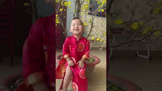 B.éo cười tít mắt