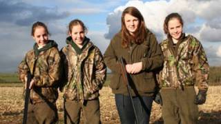 Fieldsports Britain – Triplet girls who hunt with the Quorn