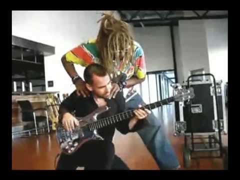 Jonas Hellborg and TM Stevens improvising on one bass