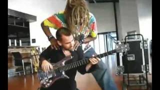 Jonas Hellborg and TM Stevens improvising on one bass