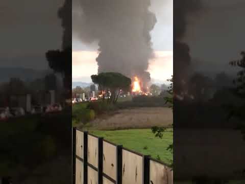 Cisterna in fiamme in Fipili, la colonna di fumo e la coda di auto