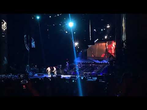 Brantley Gilbert - What Happens In A Small Town (W/ Lindsay Ell) (Live) @ Tampa, Fl