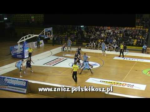 Końcówka spotkania Znicz Basket - Żubry