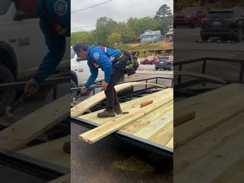 Bending timber onto that trailer #shorts
