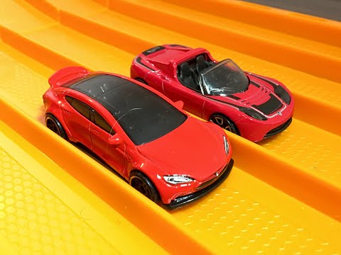 RACE: Tesla Model S vs Tesla Roadster - Hot Wheels