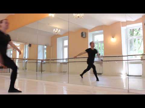 Grand jete en tournant in attitude