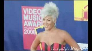 Pink poses to the photographers - VMA 2008