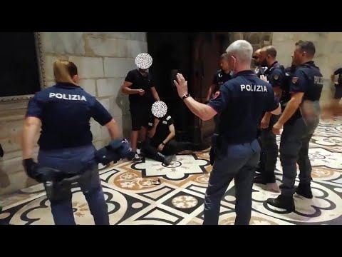 Milano, entra nel Duomo con un coltello e prende in ostaggio un vigilante: il momento dell'arresto
