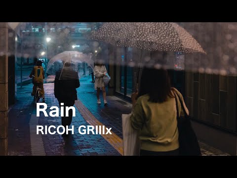 POV GRIIIx Street Photography in the Rainy Night