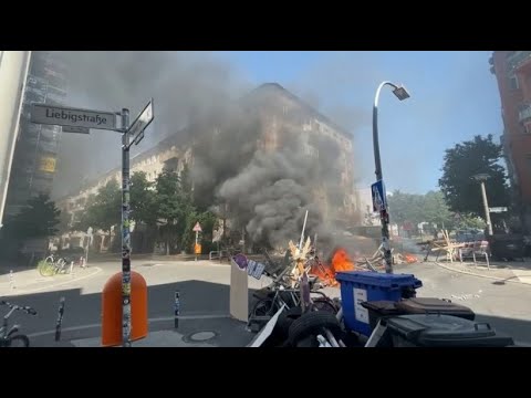 Brennende Barrikaden in Berlin