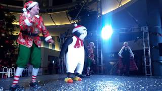 Christmas Circus Pingüinos y duendes bailando Christmas Of Love