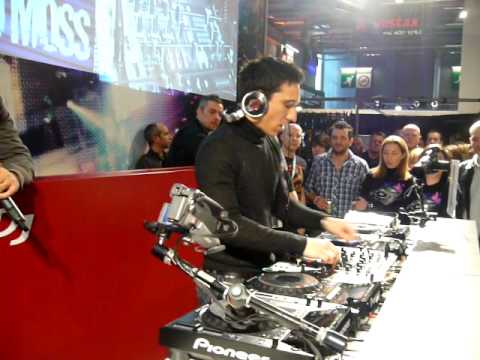 Dj Teo Moss Mix Move Paris expo stand Pioneer