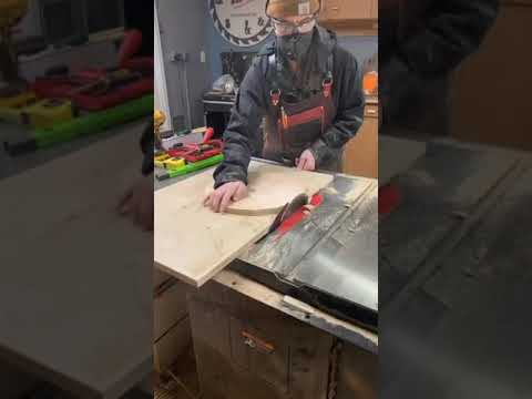 Cortando Madera Con Sierra. Casi Se Corta El Dedo | ViRam #shorts #carpinteria #fail #viral #42