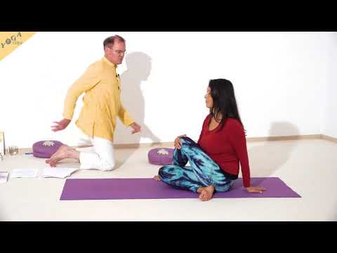 Drehsitz mit Hand am Knie - Yoga Asana Lexikon