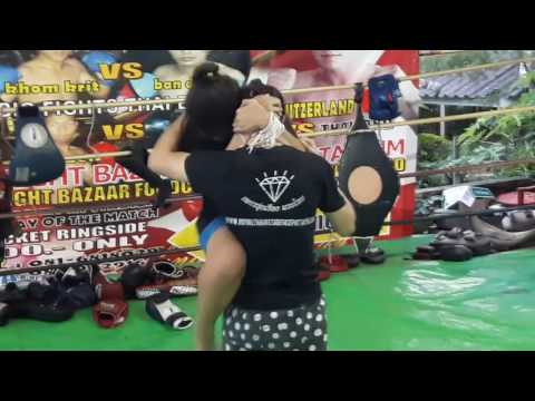 Sharing Clinch Technique w/ Phetlilaa with Commentary