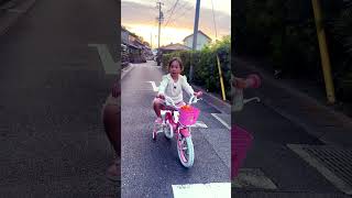 自転車に初めて乗る女の子4歳なりたて