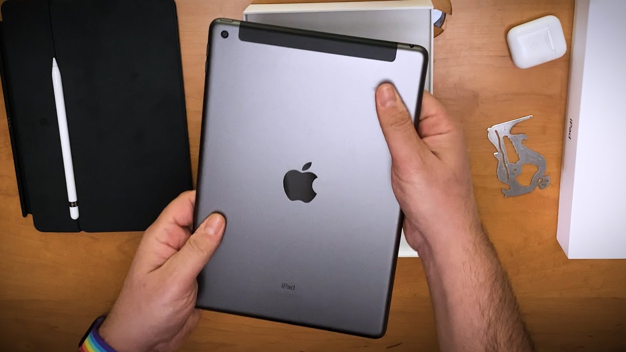 Unboxing Apple's cheapest new iPad (iPad 8)