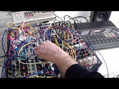 ///6 Minutes of Techno Modular Synth live and improvised