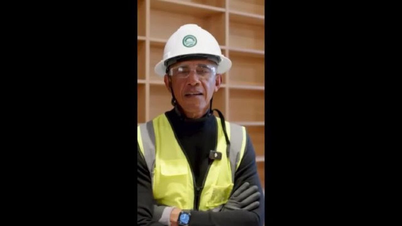 Obama col caschetto in testa visita campus della sua Fondazione in costruzione a Chicago