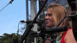 Della Mae: "This World Oft To Be"