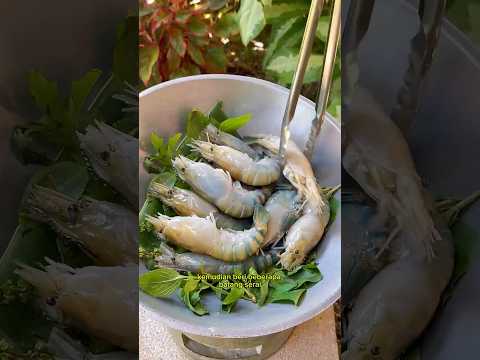 Menggoreng ikan dan memanggang udang dengan daun pisang #streetfood  #shorts