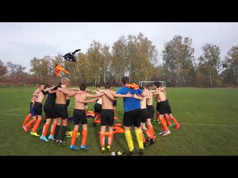 Współna radość trampkarzy i rodziców KKS Koluszki po wygraniu ligi U15