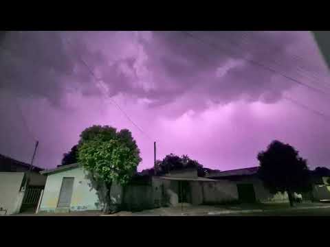 Relâmpagos no céu noturno de Mozarlândia, Goiás em 17/11/2025