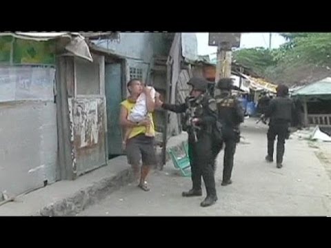 Philippines: Residents clash with demolition team