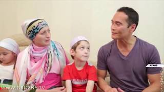 Американский актер Марк Дакаскос подарил боксерские перчатки больному мальчику из Чечни