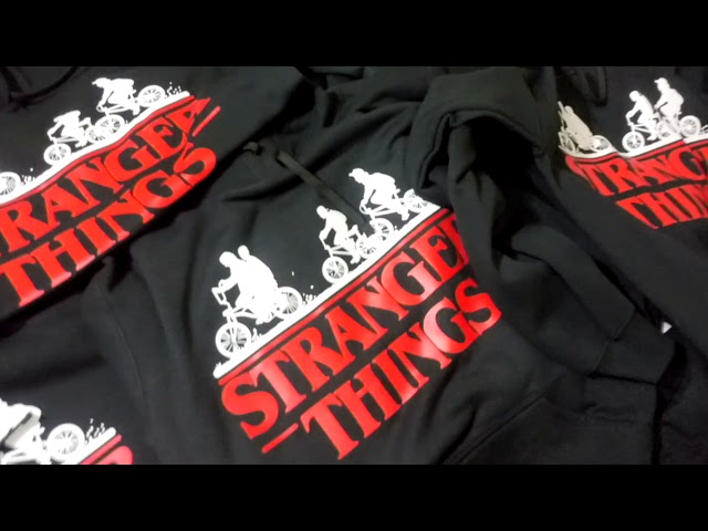 Vídeo relacionado con Stranger Things Silhouette Forest Logo Sudadera con Capucha