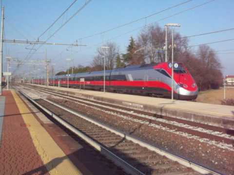 Frecciarossa (FR 9439) Venezia S. Lucia - Salerno in transito ad alta velocità sulla Padova-Bologna
