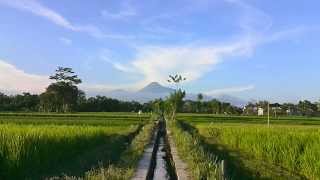 preview picture of video 'Pemandangan Merapi dari Dusun Kayen - 18 Agustus 2013'
