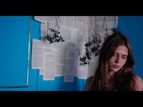 Andrea Prieto - SIEMPRE ESTÁ LLOVIENDO (Videoclip Oficial)