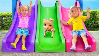 Alice e Baby Doll brincam no playground ao ar livre