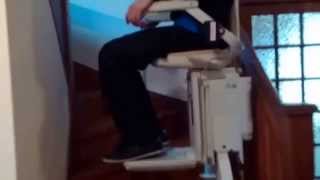 preview picture of video 'comment fonctionne un fauteuil monte escalier courbe'