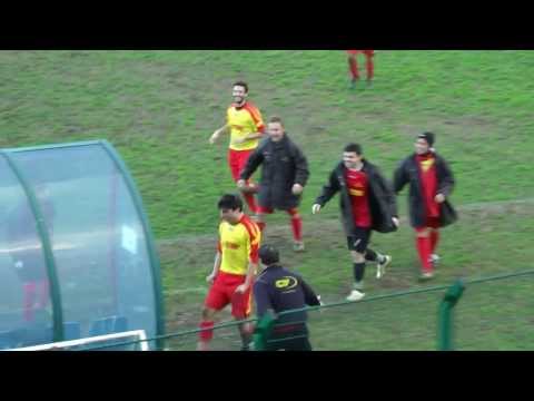 Jogador marca golo e para festejar parte banco de suplentes com a cabeça