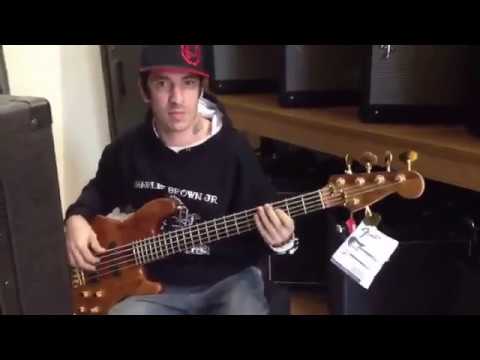 Vídeo inédito e pesado. Champignon testando (debulhando) um baixo numa loja.