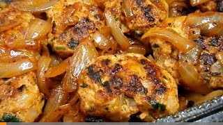 בקלי קלות- קבב ובצל מטוגן במחבת (ליהי קרויץ - מטבח בקלי קלות) - התמונה מוצגת ישירות מתוך אתר האינטרנט יוטיוב. זכויות היוצרים בתמונה שייכות ליוצרה. קישור קרדיט למקור התוכן נמצא בתוך דף הסרטון