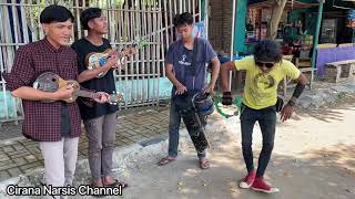 Download lagu Suci Dalam Debu Vesi Pengamen Jalanan mp3