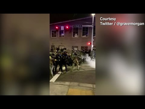 ポートランドのデモ隊に催涙ガスを発砲 (Police fire tear gas at protesters in Portland)