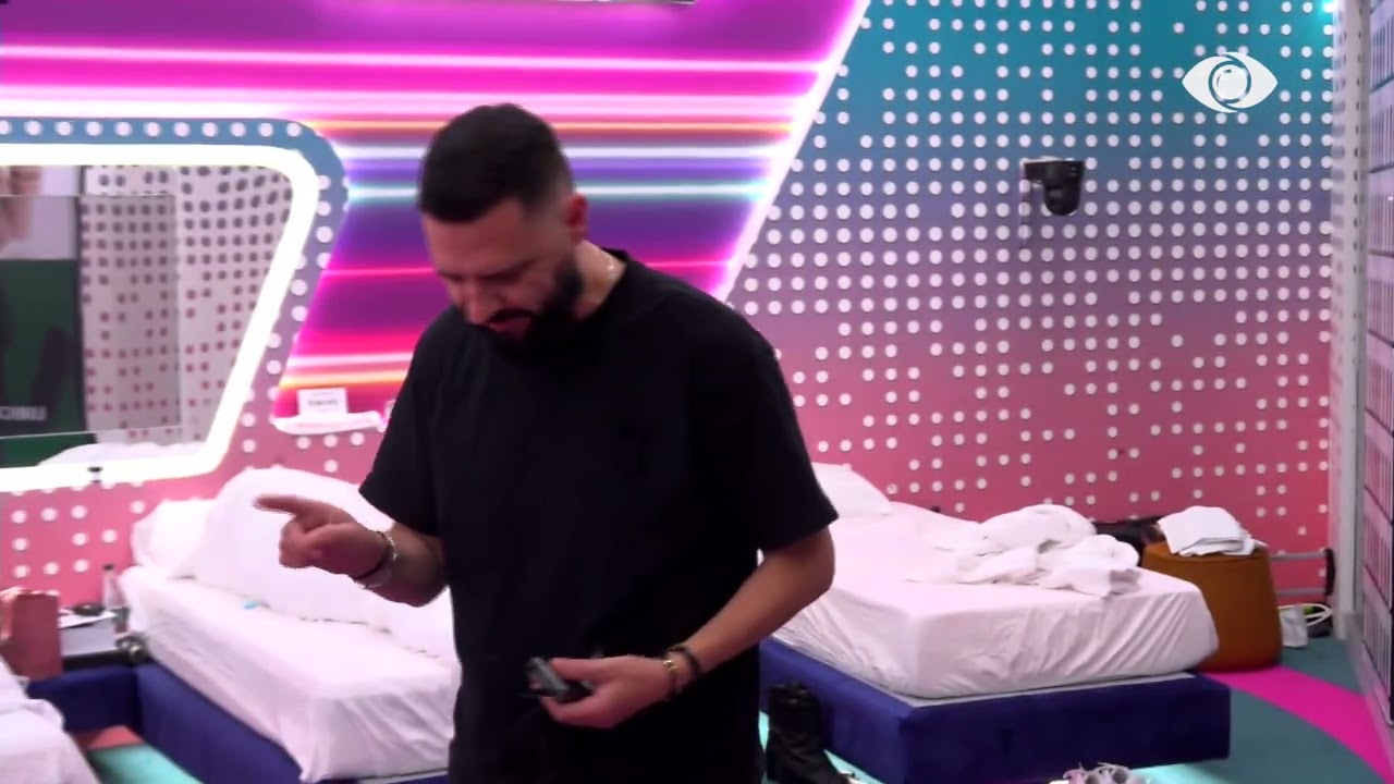 Në sfond kënga e Mirit, banori kërcen me Rogertin