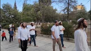 שירת "שערי שמים פתח" מרגשת בהר הבית! (ישיבת הר הבית) - התמונה מוצגת ישירות מתוך אתר האינטרנט יוטיוב. זכויות היוצרים בתמונה שייכות ליוצרה. קישור קרדיט למקור התוכן נמצא בתוך דף הסרטון שירת "שערי שמים פתח" מרגשת בהר הבית! (ישיבת הר הבית) - התמונה מוצגת ישירות מתוך אתר האינטרנט יוטיוב. זכויות היוצרים בתמונה שייכות ליוצרה. קישור קרדיט למקור התוכן נמצא בתוך דף הסרטון
