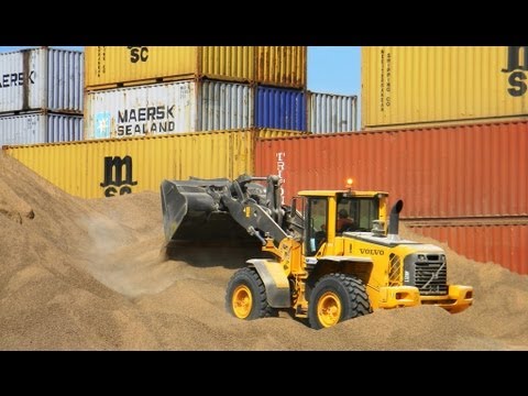 Operating in Arica port terminal (Operación en el puerto de Arica)